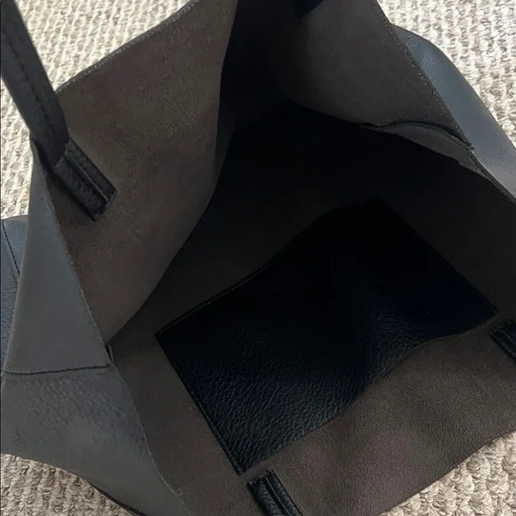 Elegant Black Leather Tote Bag - Picture 2 of 4